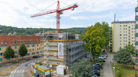 Bestandteil des umfangreichen Maßnahmenkatalogs ist eine Aufstockung des Mehrfamilienhauses in Holzleichtbauweise, um mittels vertikaler Nachverdichtung zusätzlichen Wohnraum zu schaffen.