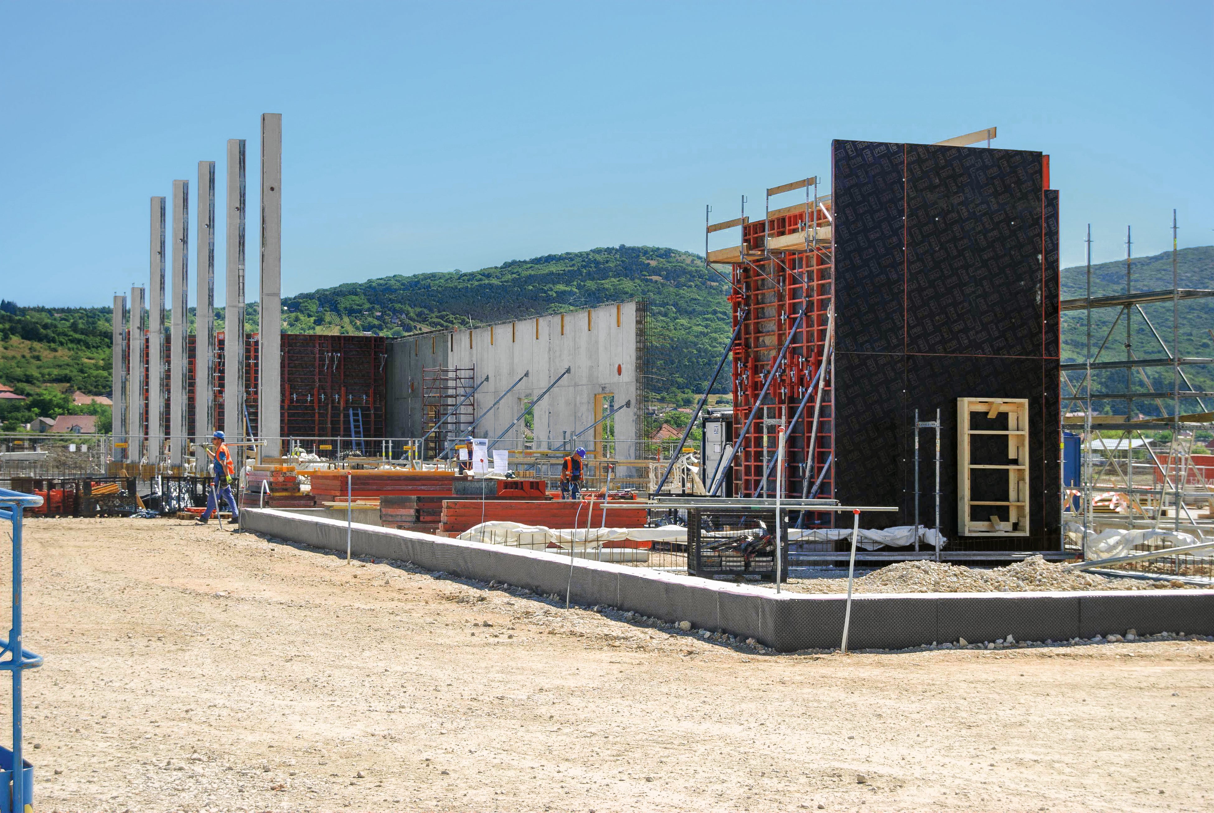 Spoločnosť PERI pri výstavbe projektu Jaguar Land Rover v Nitre priložila ruku k dielu pri realizácii objektov Spínacej stanice a Transformovne, ako aj pri budove Energetického centra.