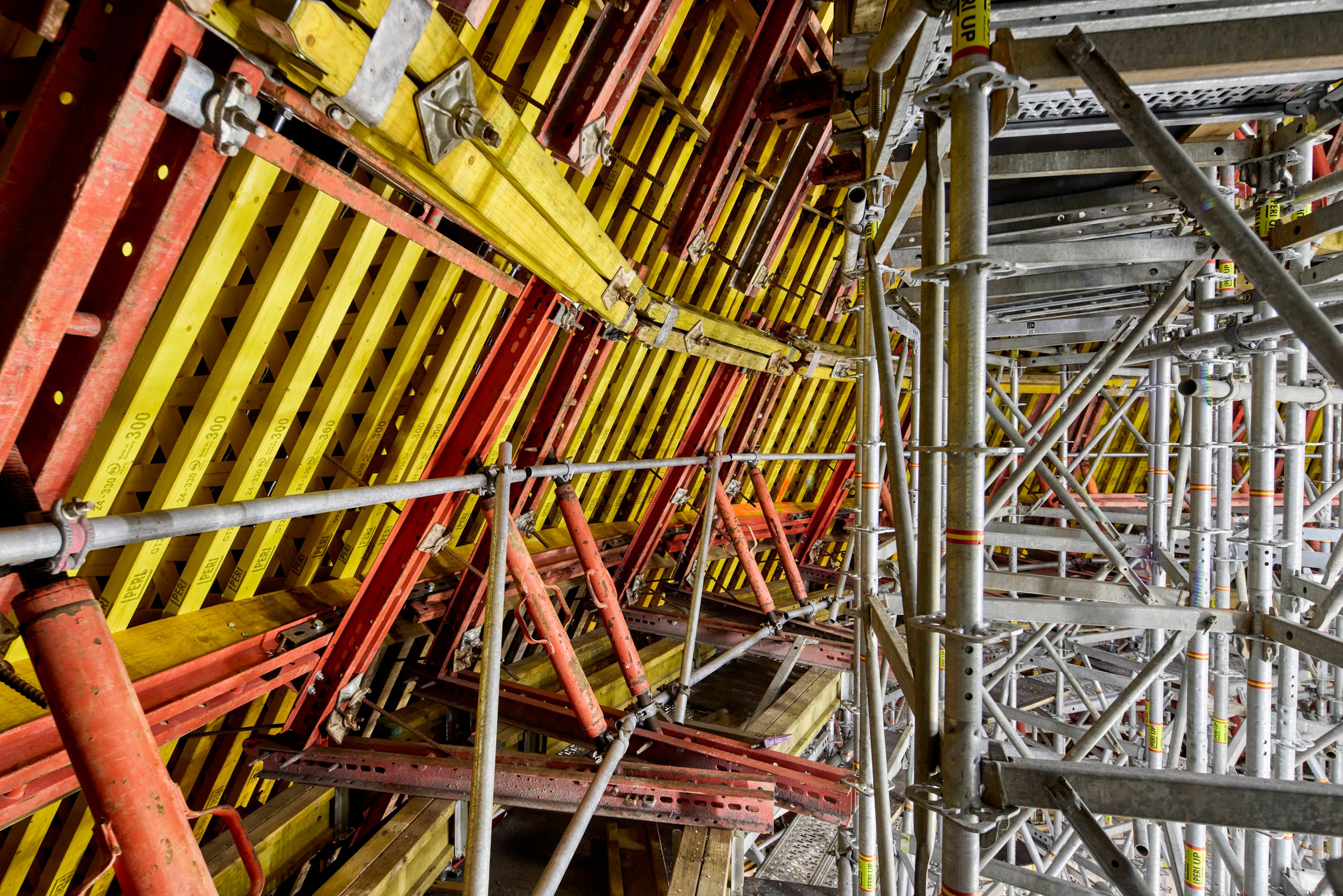 La dalle de toiture conique du silo, qui a la forme d'un entonnoir renversé, a été réalisée à l'aide du système VARIOKIT.