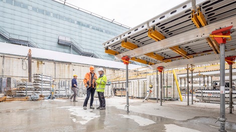 Die SKYMAX Paneele können direkt auf der Baustelle zu 2,00 m x 4,00 m und bis zu 4,00 m x 6,00 m großen Deckentischen mit Sicherheitseinrichtung montiert werden. Dies ermöglicht wirtschaftliches Schalen im gesamten Deckenbereich.