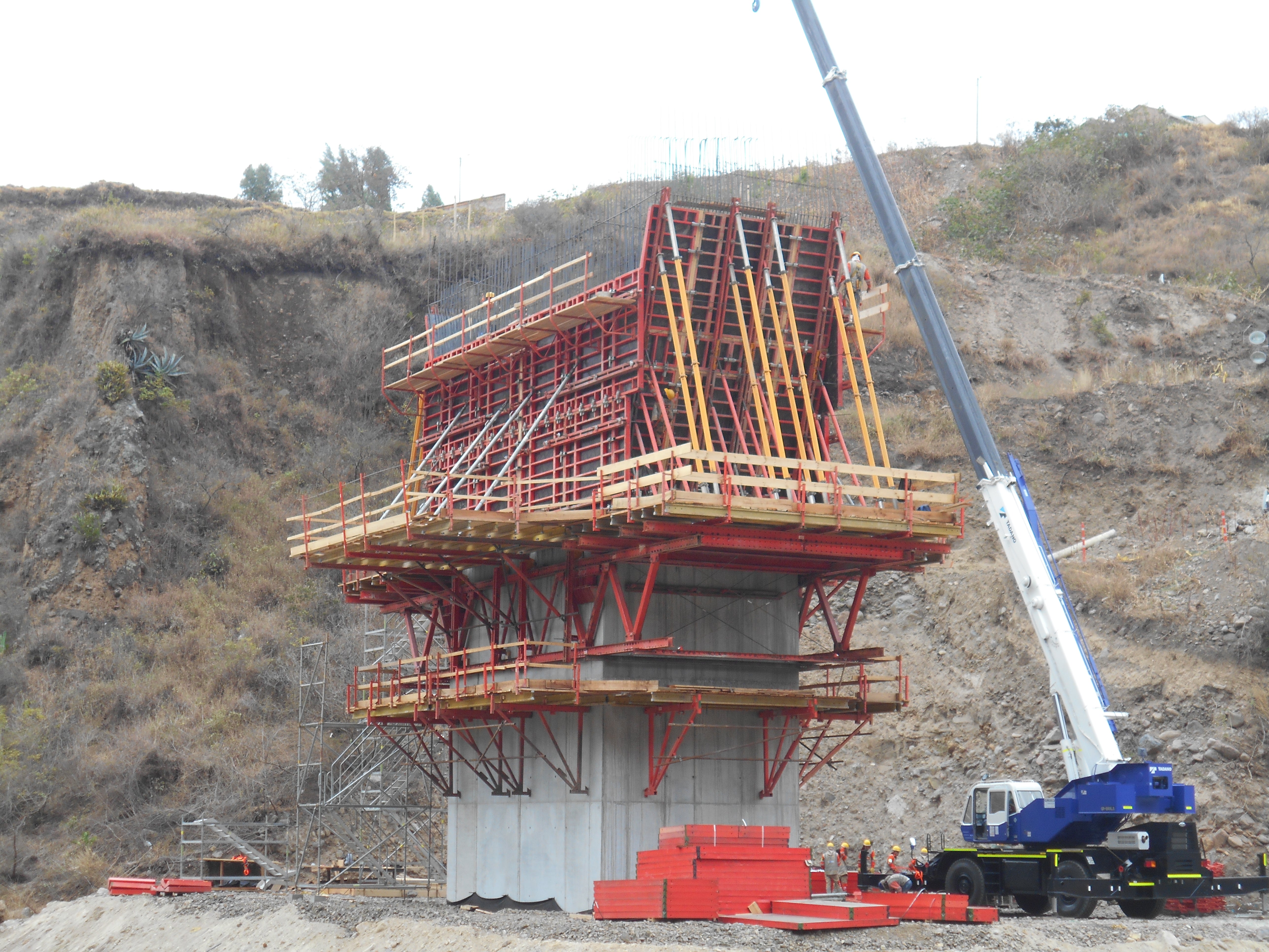 Las celosías del sistema de ingeniería VARIOKIT, proporcionan una estructura rígida y ligera que garantiza la correcta transmisión de cargas a las pilas sin necesidad de usar cimbras a grandes alturas.