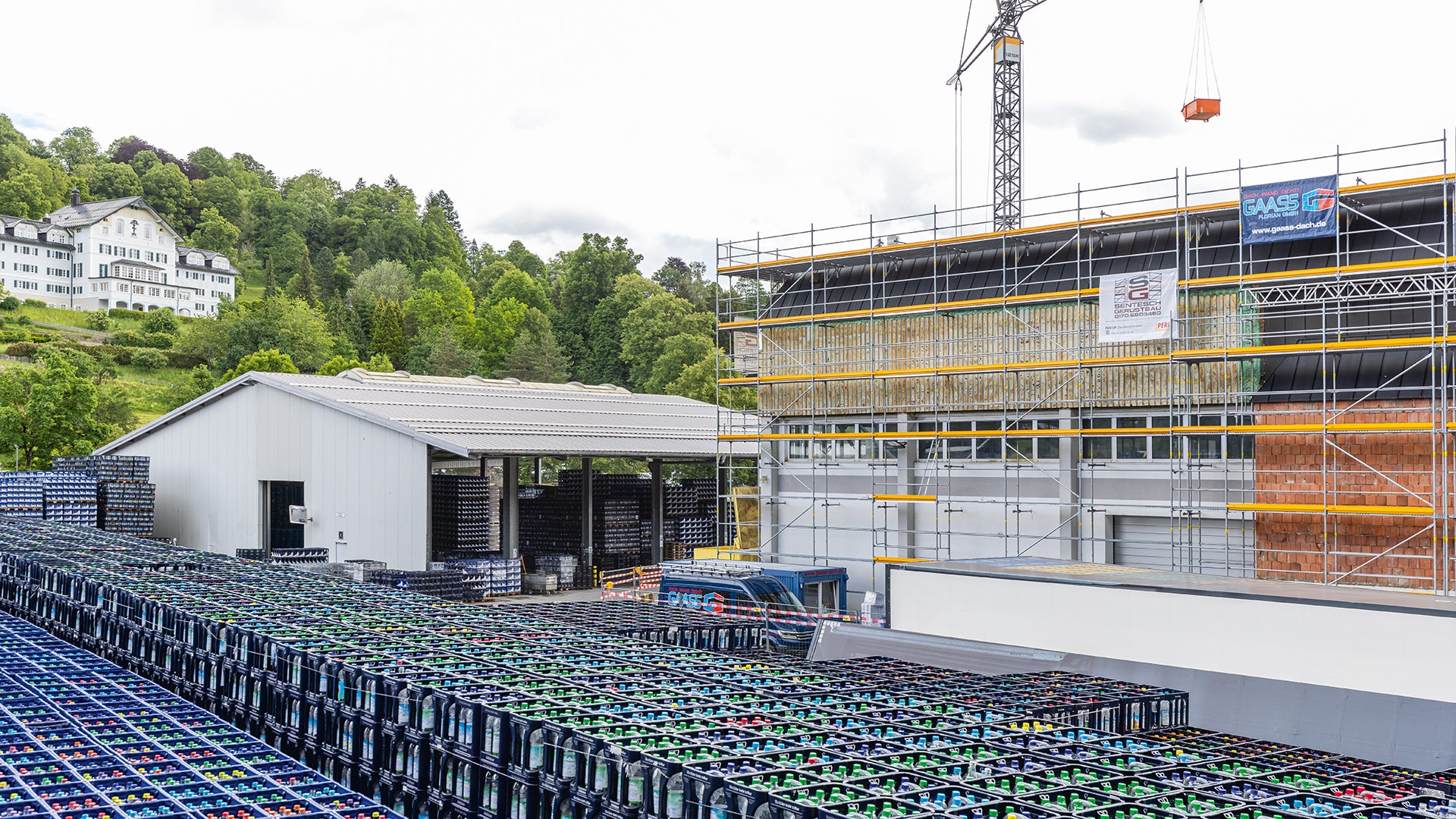 Die 3-monatige Modernisierungsmaßnahme findet unter laufendem Produktionsbetrieb statt. Nässe und Staub dürfen nicht in das Gebäudeinnere dringen.