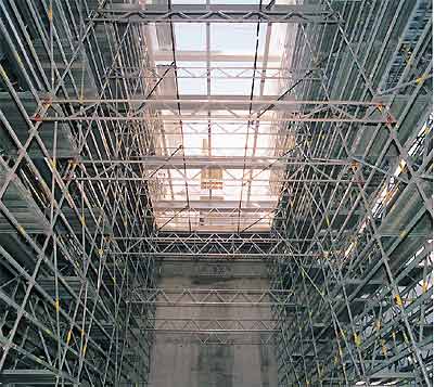 Le impalcature di sostegno, per il montaggio delle travi Vierendel, sopra il palco laterale di servizio, sono state realizzate con PERI UP Rosett e controventate con travi reticolari PERI LGS