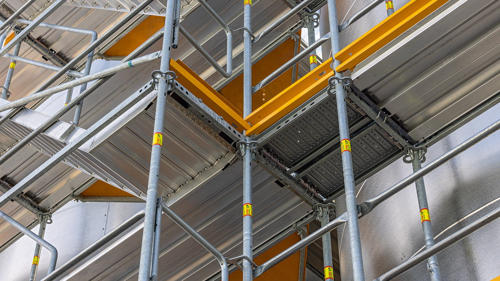 Horizontalriegel, Konsolen und Diagonalen ließen sich nahezu ohne Werkzeug und insbesondere kupplungsfrei an den Gerüstknoten des Easy Stiels anschließen