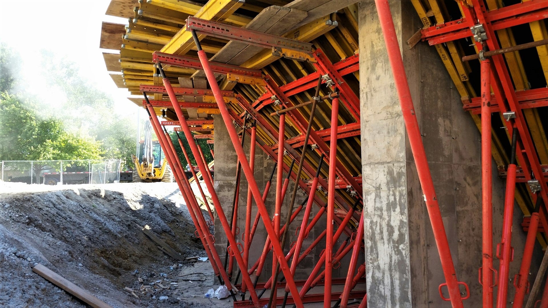 VARIOKIT is a construction kit primarily comprised of rentable 5” and 8” double C-channel steel members and adjustable spindles for various formwork applications