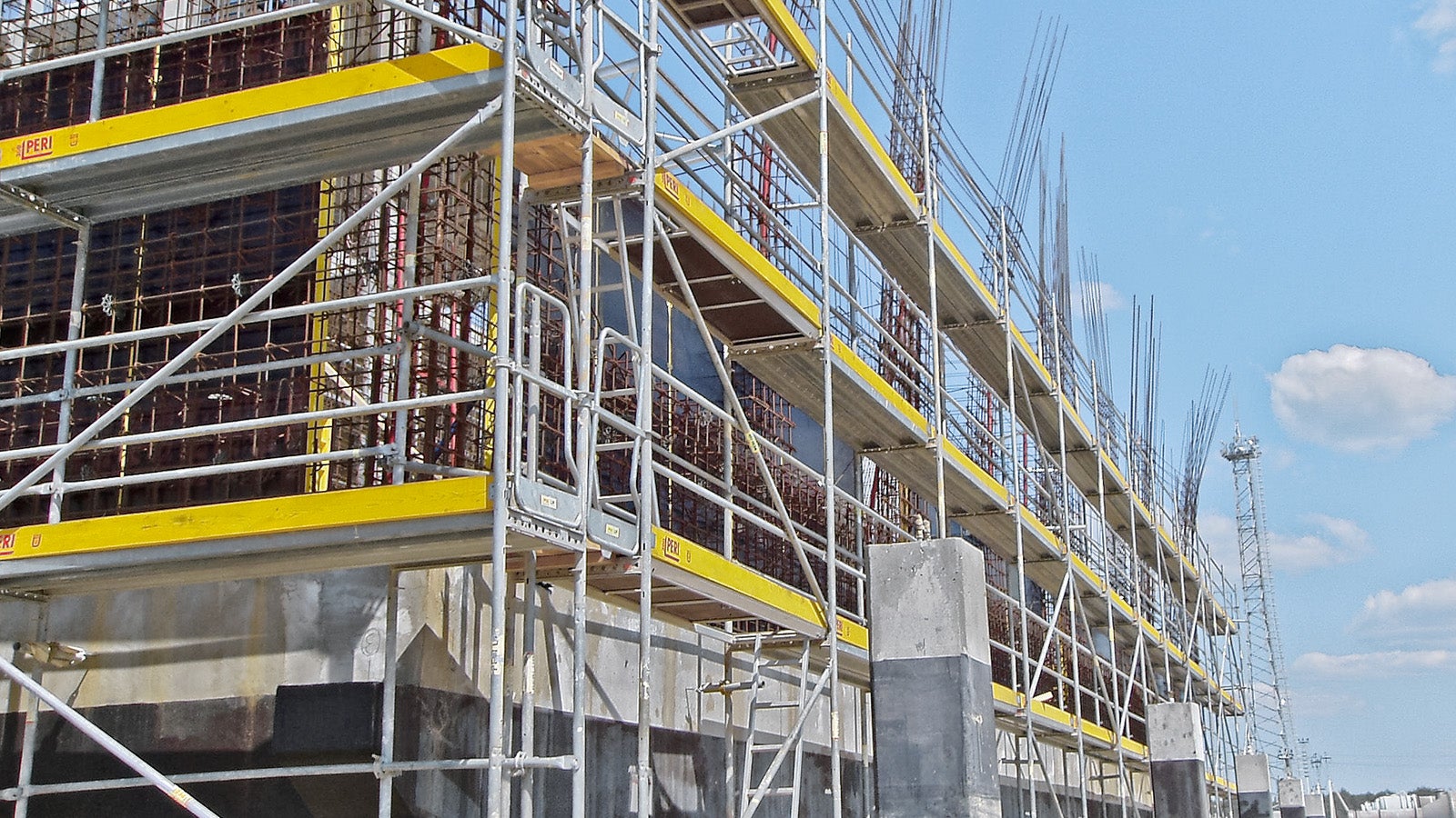 По завершению монолитных работ несущие конструкции из лесов PERI UP Flex с лестницами доступа трансформировались в леса для обслуживания зданий и сооружений.