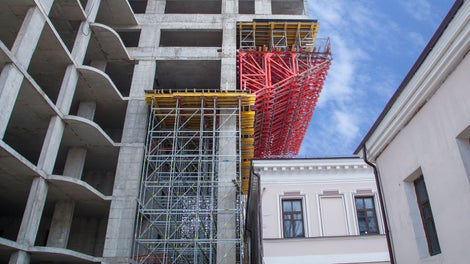 Сложное инженерное решение потребовалось для упора стола из SB рам в нижней точке. Для этого была собрана башня высотой 13 м из несущих лесов, на которую сверху установили палубу. И уже на эту палубу выложили сверхмощные опоры PERI UP Flex Heavy Duty. Задача этих опор – передать нагрузку от стола из SB рам к готовому конструктиву.