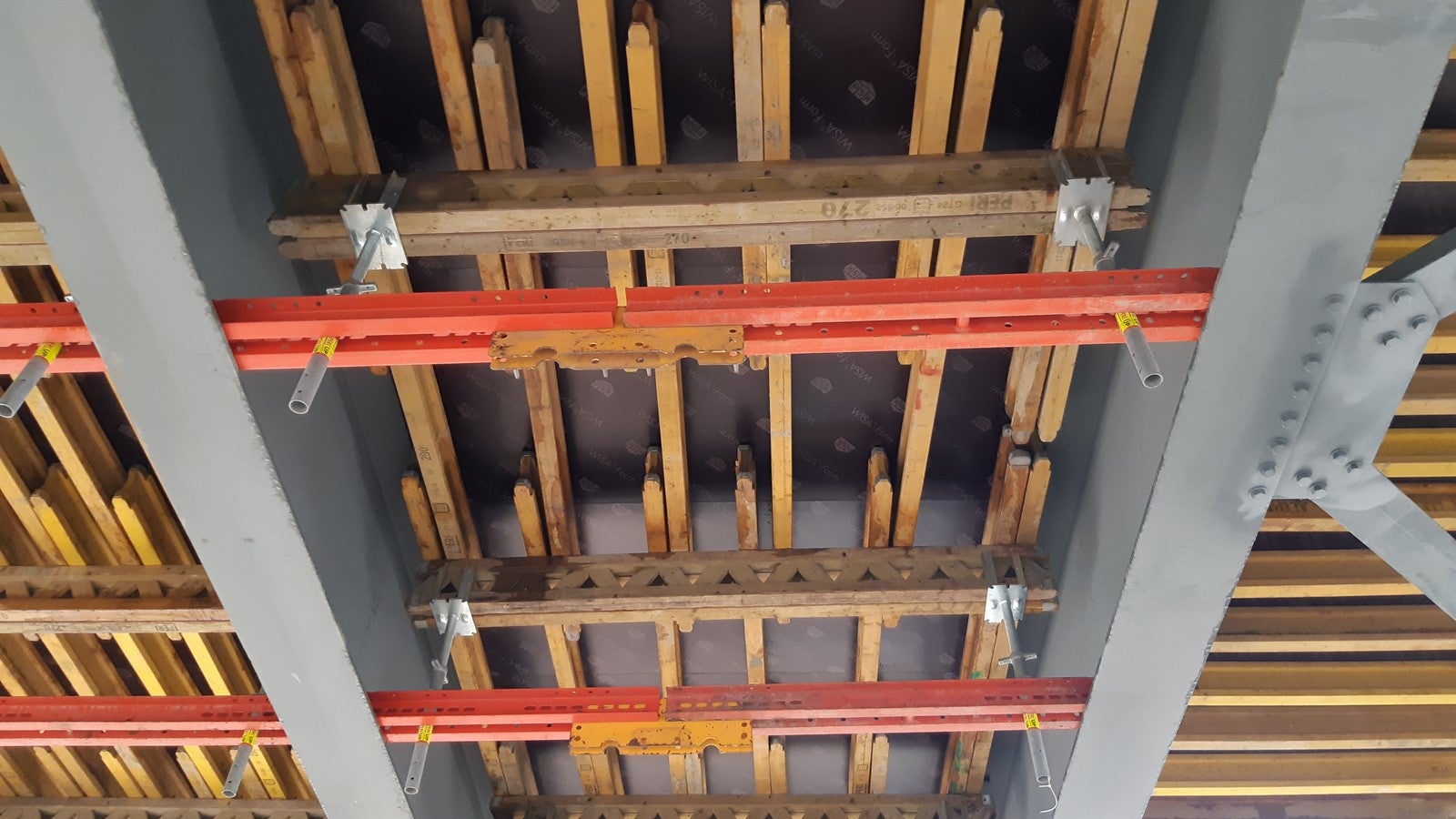 Поддерживающая конструкция для бетонирования дорожного полотна