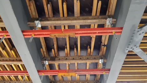 Поддерживающая конструкция для бетонирования дорожного полотна