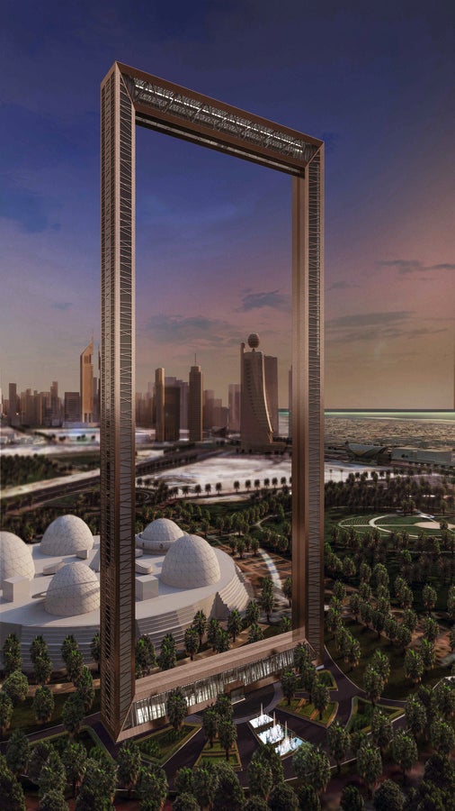 Dubai Frame, Dubaj, Zjednoczone Emiraty Arabskie: Na potrzeby realizacji tej niezwykłej, sztucznej konstrukcji, po której można chodzić, firma PERI stworzyła zespół projektowy składający się ze specjalistów od konstrukcji wspinających i deskowań. Od początku do końca wspierali oni złożone prace konstrukcyjne precyzyjnie skoordynowanymi rozwiązaniami wykonawczymi opartymi na sprzęcie systemowym. Pozwoliło to na skonstruowanie skośnej geometrii trzonu w wąskich tolerancjach wymiarowych, a także zaoszczędziło 30 dni czasu budowy.