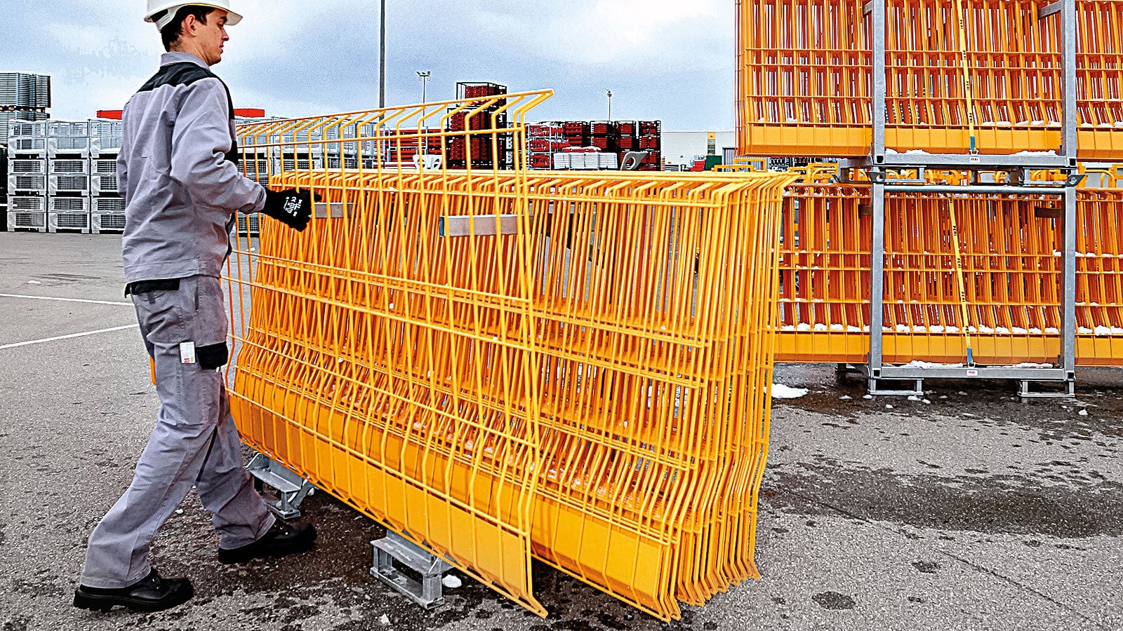 El palet PROKIT tiene capacidad para 25 barreras de malla lateral y simplifica la logística y el montaje de la protección lateral.