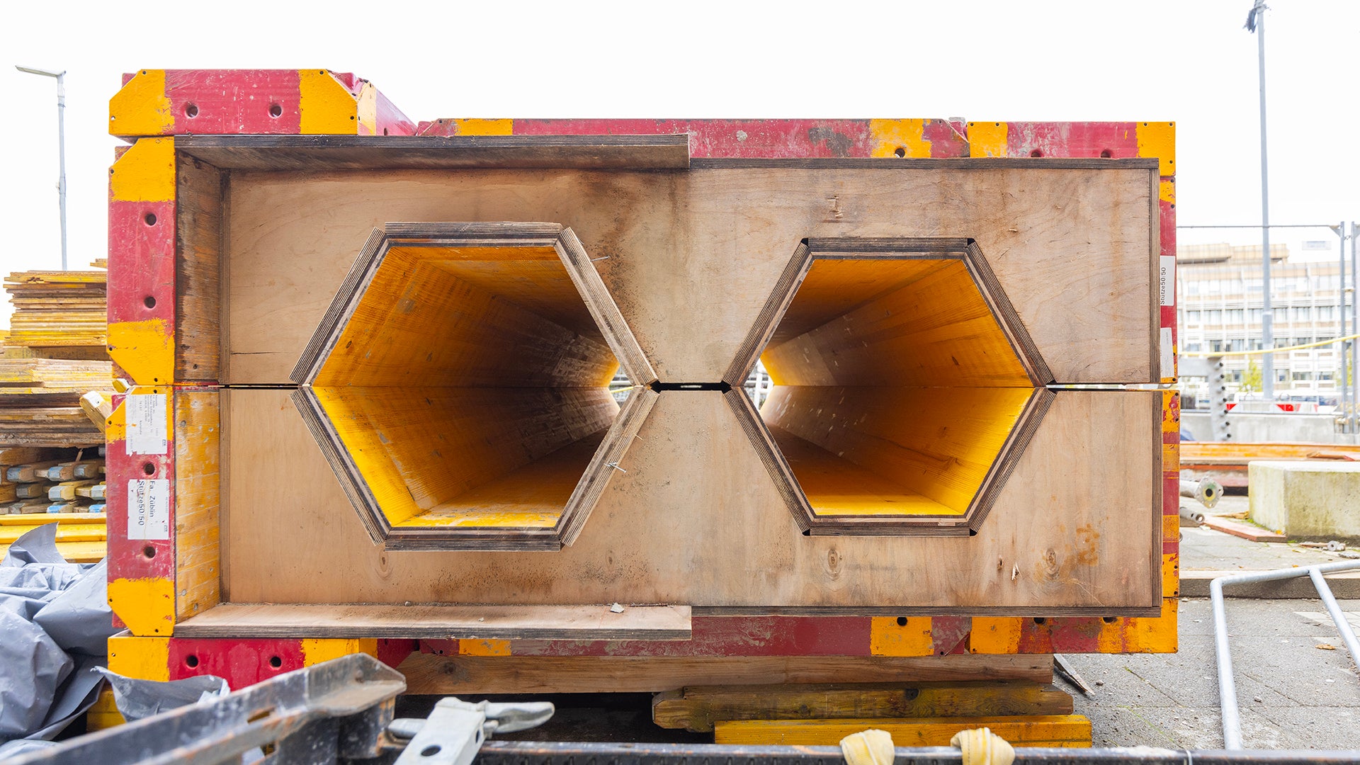 Für die als Doppel- oder Einzelstützen herzustellenden Sechseckstützen lieferte der PERI Sonderschalungsbau projektspezifisch gefertigte Stützenschalungen einsatzfertig auf die Baustelle.