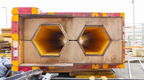 Für die als Doppel- oder Einzelstützen herzustellenden Sechseckstützen lieferte der PERI Sonderschalungsbau projektspezifisch gefertigte Stützenschalungen einsatzfertig auf die Baustelle.