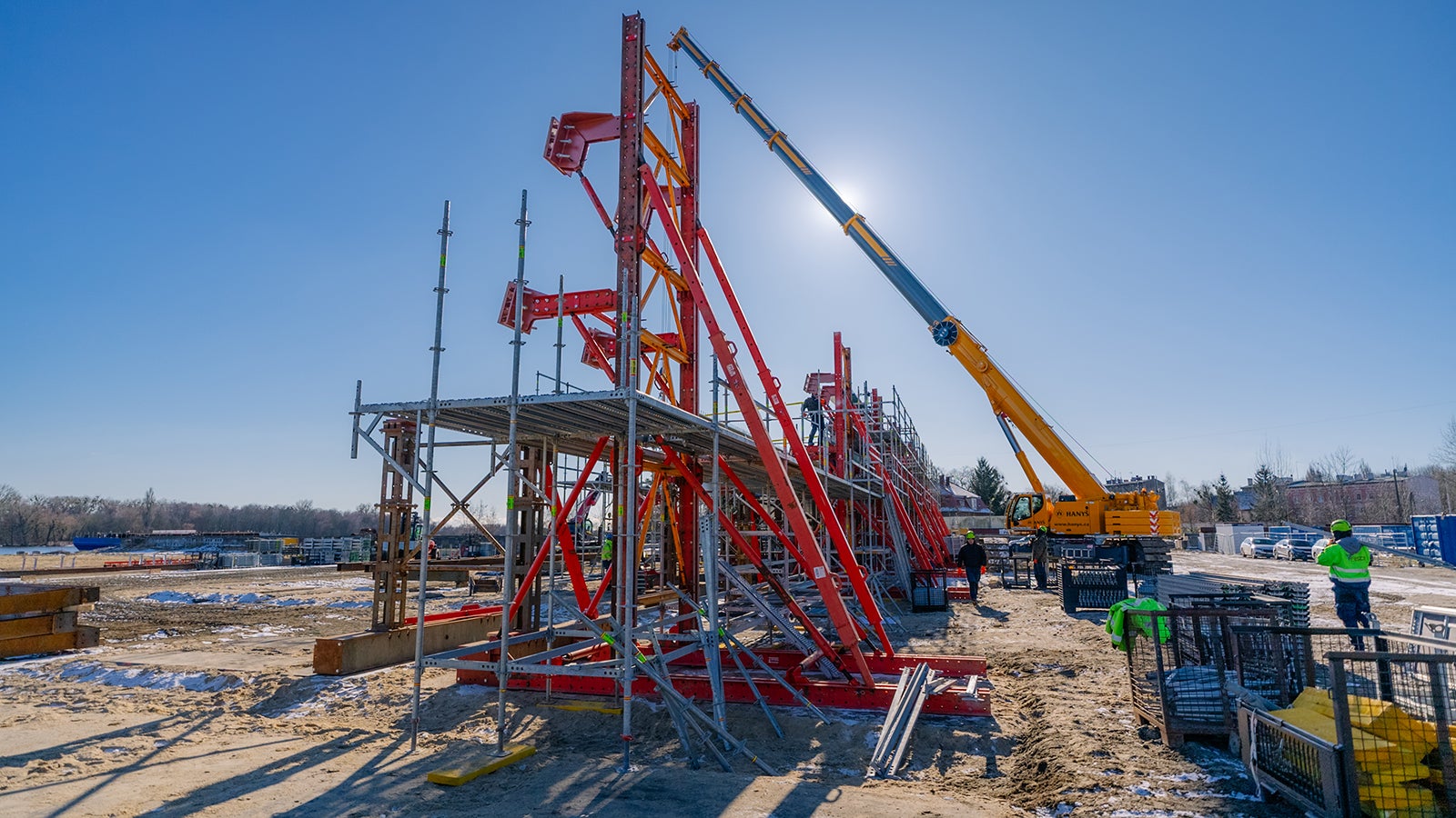 Elementy mostu w Tromsø powstały w Polsce – w stoczni jachtowej w Szczecinie – przy użyciu rusztowań PERI UP i systemu VARIOKIT. 