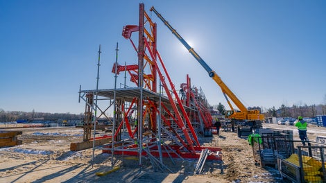 Elementy mostu w Tromsø powstały w Polsce – w stoczni jachtowej w Szczecinie – przy użyciu rusztowań PERI UP i systemu VARIOKIT. 