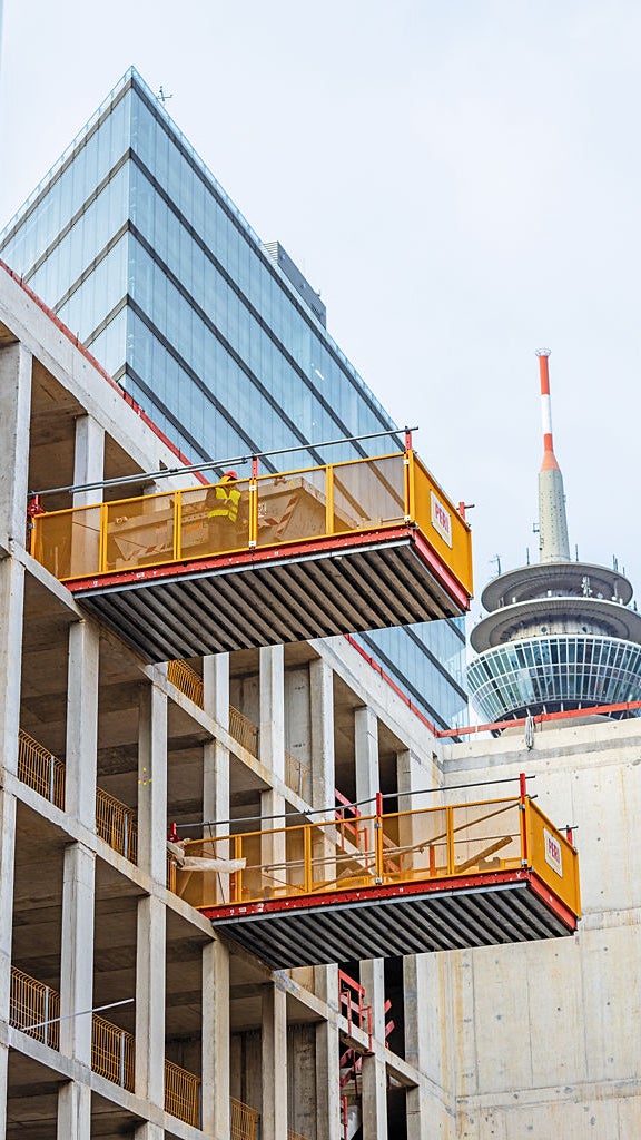 Die geklemmte Ausfahrbühne ist variabel an jeder Stelle des Gebäudes platzierbar. Für diese Variante gibt es mehrere Befestigungsmöglichkeiten über das Tragprofil: Verankerung in der Decke über Einbauteile, Deckendurchspannung mit Spannstäben und Einspannung zwischen den Geschossdecken mit MULTIPROP Deckenstützen, die keine Einbauteile oder Durchdringungen in den Decken erfordern.