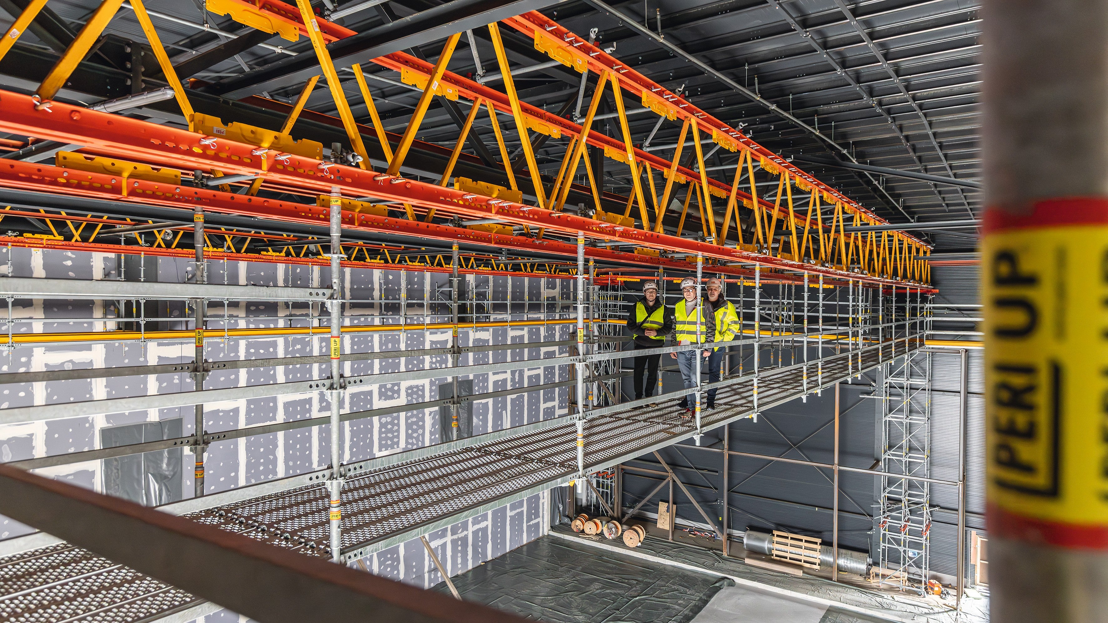 Möglich ist die Kombination der beiden Systeme PERI UP Gerüstbaukasten und VARIOKIT Ingenieurbaukasten durch das in sich logische, aufeinander abgestimmte Raster, ergänzt durch passende Holzträger.