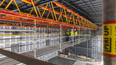 Möglich ist die Kombination der beiden Systeme PERI UP Gerüstbaukasten und VARIOKIT Ingenieurbaukasten durch das in sich logische, aufeinander abgestimmte Raster, ergänzt durch passende Holzträger.