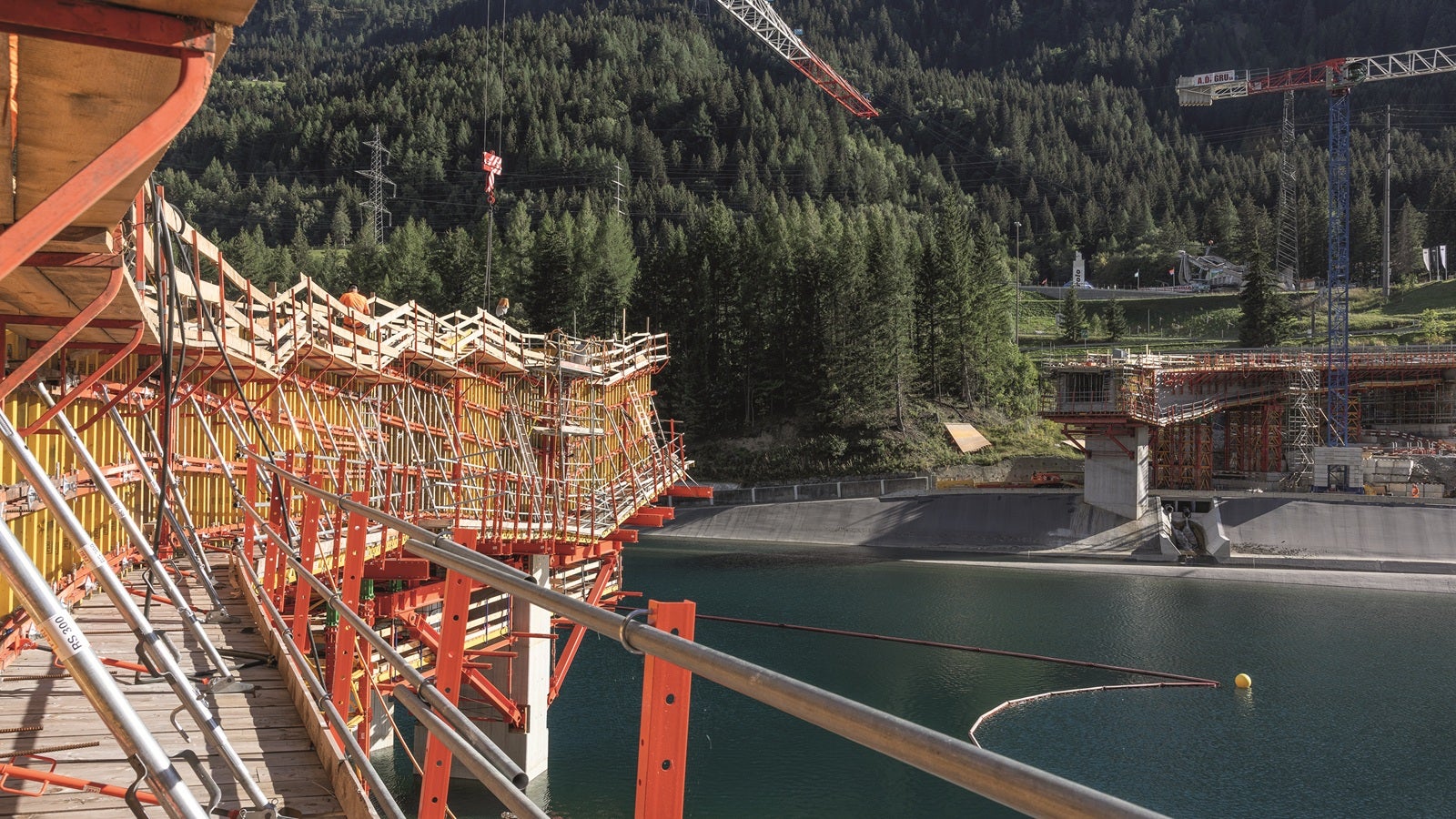 Ponte Valnit forms part of the redesign of the Airolo motorway junction as part of the second Gotthard road tunnel project.