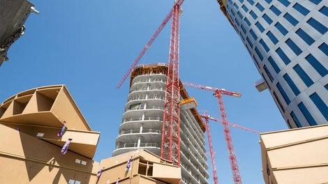 Die 3D-Schalungselemente zum Schalen der geneigten, in Ortbetonbauweise herzustellenden Fassaden-Befahranlage auf dem Pultdach wurden von PERI einsatzfertig angeliefert.