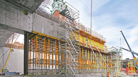 For the beams, ST 100 stacking towers and MULTIPROP slab props formed a rapidly assembled and load-bearing sub-structure between the middle row of columns.