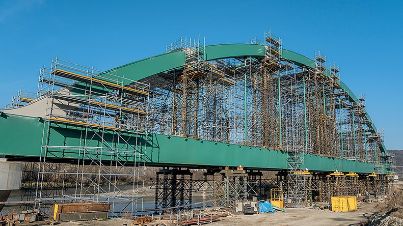 Pohled na lešení k obloukům. Celkem bylo nasazeno 120 t lešení.