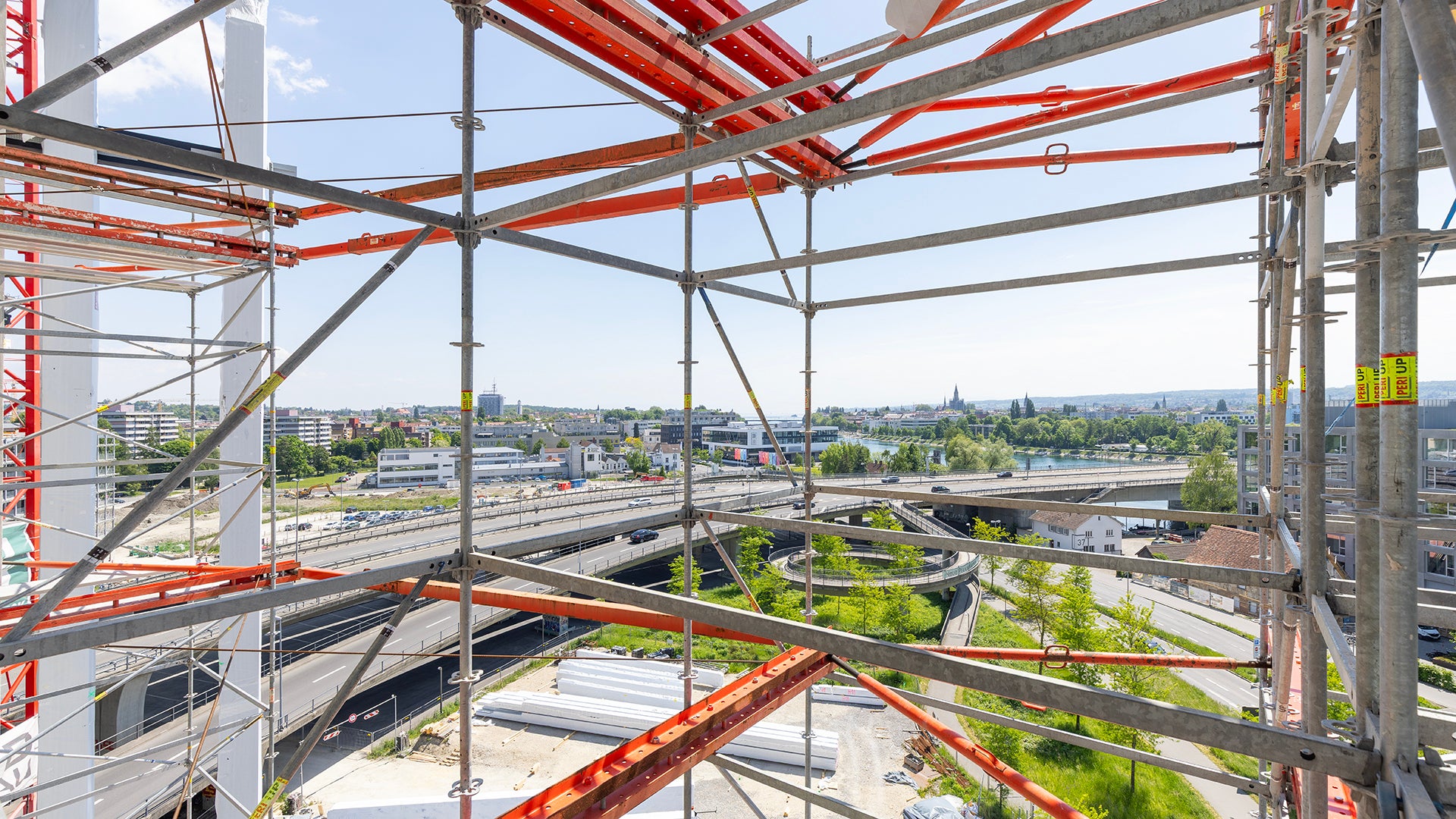 Bereits während der Bauphase bot sich den Holzbau- und Gerüstbaumonteuren eine spektakuläre Rundumsicht.