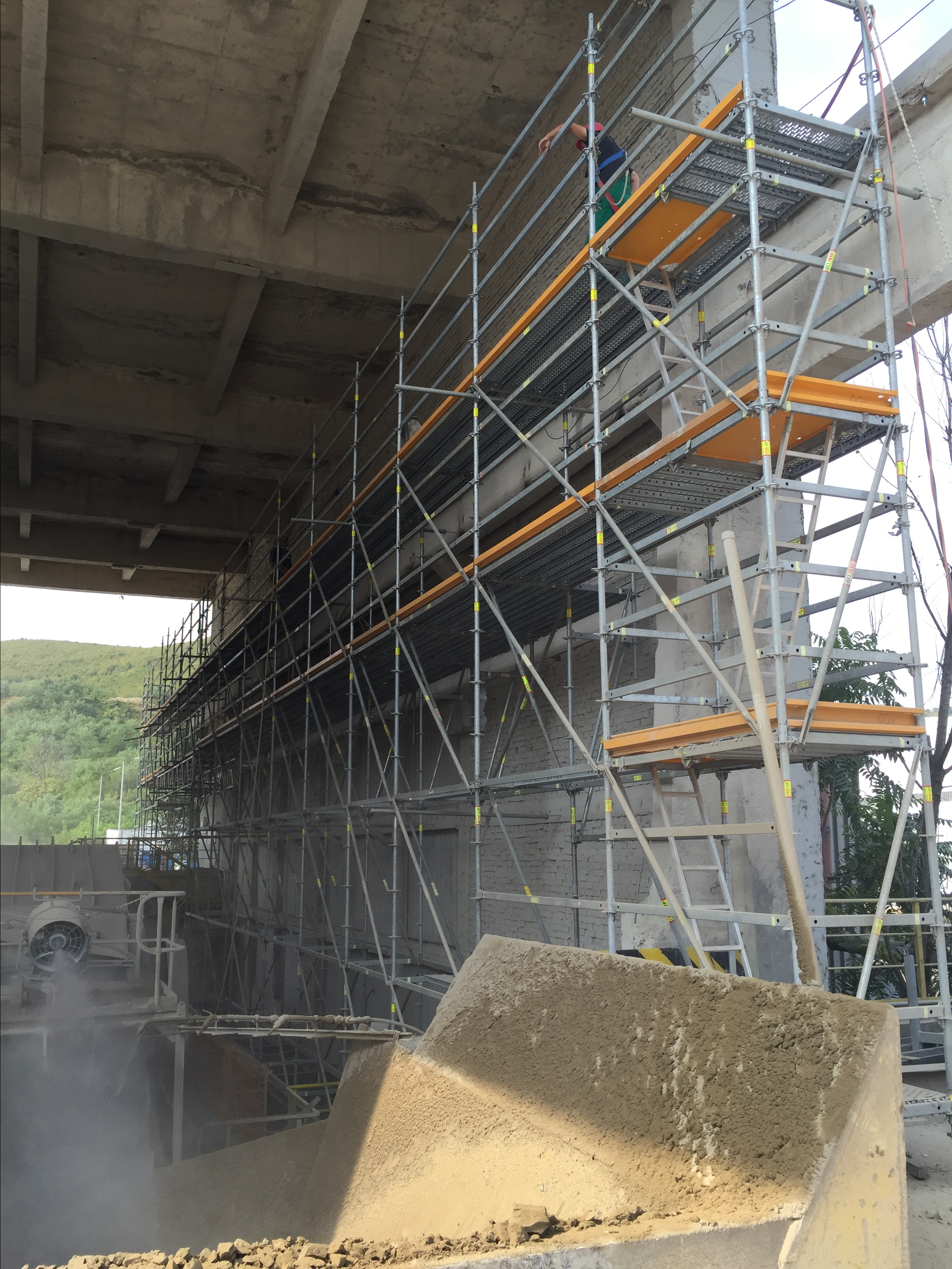 Приложение на скеле PERI UP Flex дори и при работещ завод 