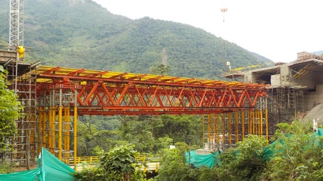 Celosías VARIOKIT apoyadas sobre torres MULTIPROP para la realización de viga cajón de 19.6m de Luz