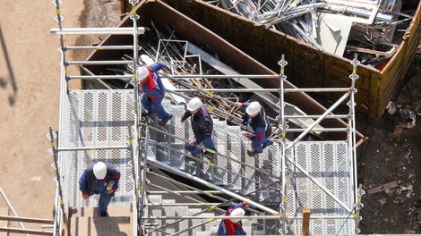 Bequeme Zugänge, schnelle Bergung Verletzter mit Tragen, breite Podeste bei nach wie vor leichten Einzelbauteilen, die ohne Werkzeug montiert werden – wesentliche Merkmale der PERI UP Flex Treppe 125.