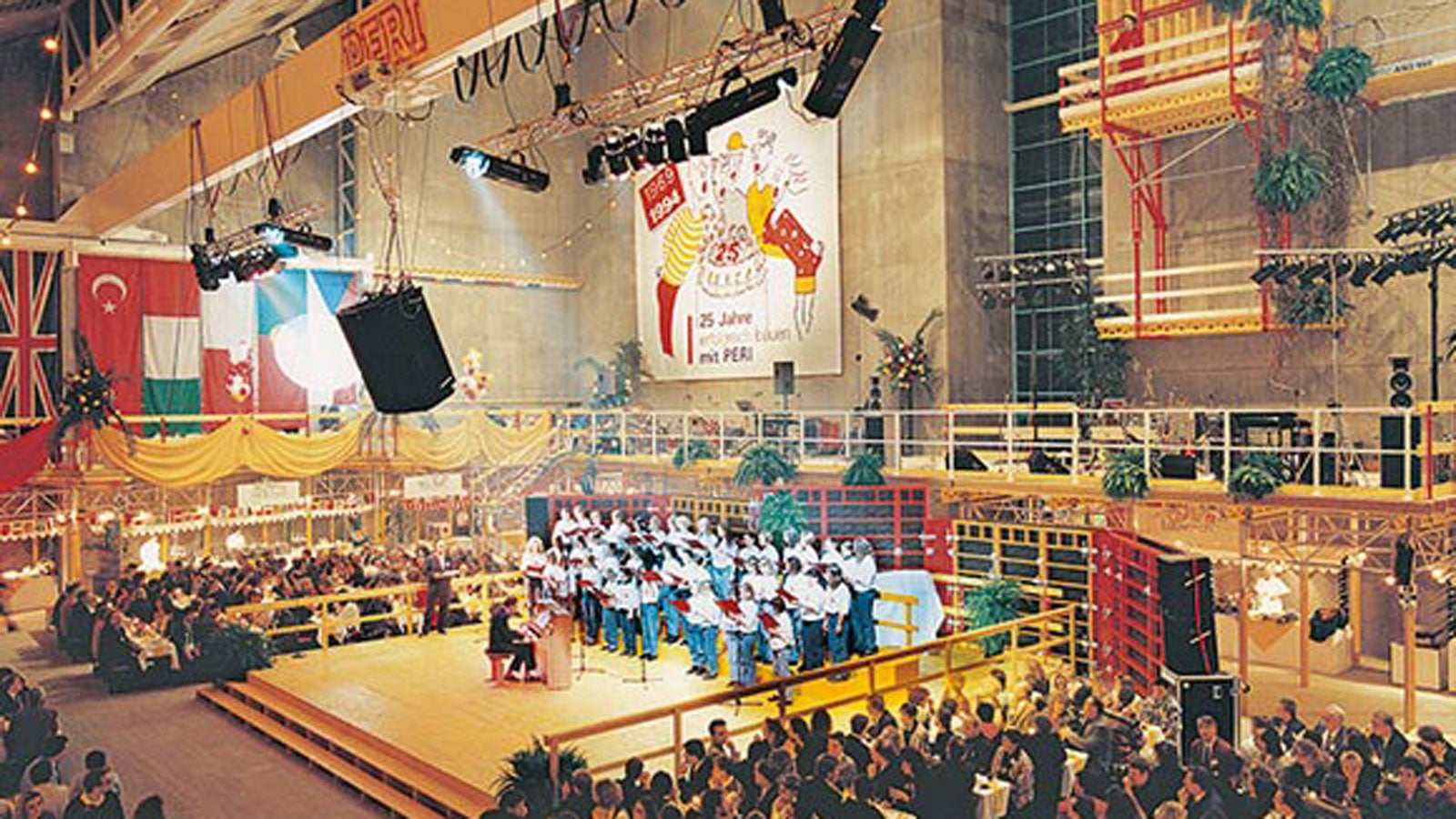 <p>PERI hat 13 Niederlassungen in Deutschland, 22 Tochtergesellschaften und betreut &amp;uuml;ber 4.000 Kund:innen weltweit. Das Portfolio umfasst mehr als 2000 Produkte. In Wei&amp;szlig;enhorn wird die neue Ausstellungshalle f&amp;uuml;r Produktvorf&amp;uuml;hrungen fertiggestellt.&amp;nbsp;1992 wird in &amp;Ouml;sterreich die PERI Tochtergesellschaft gegr&amp;uuml;ndet.</p><br/>