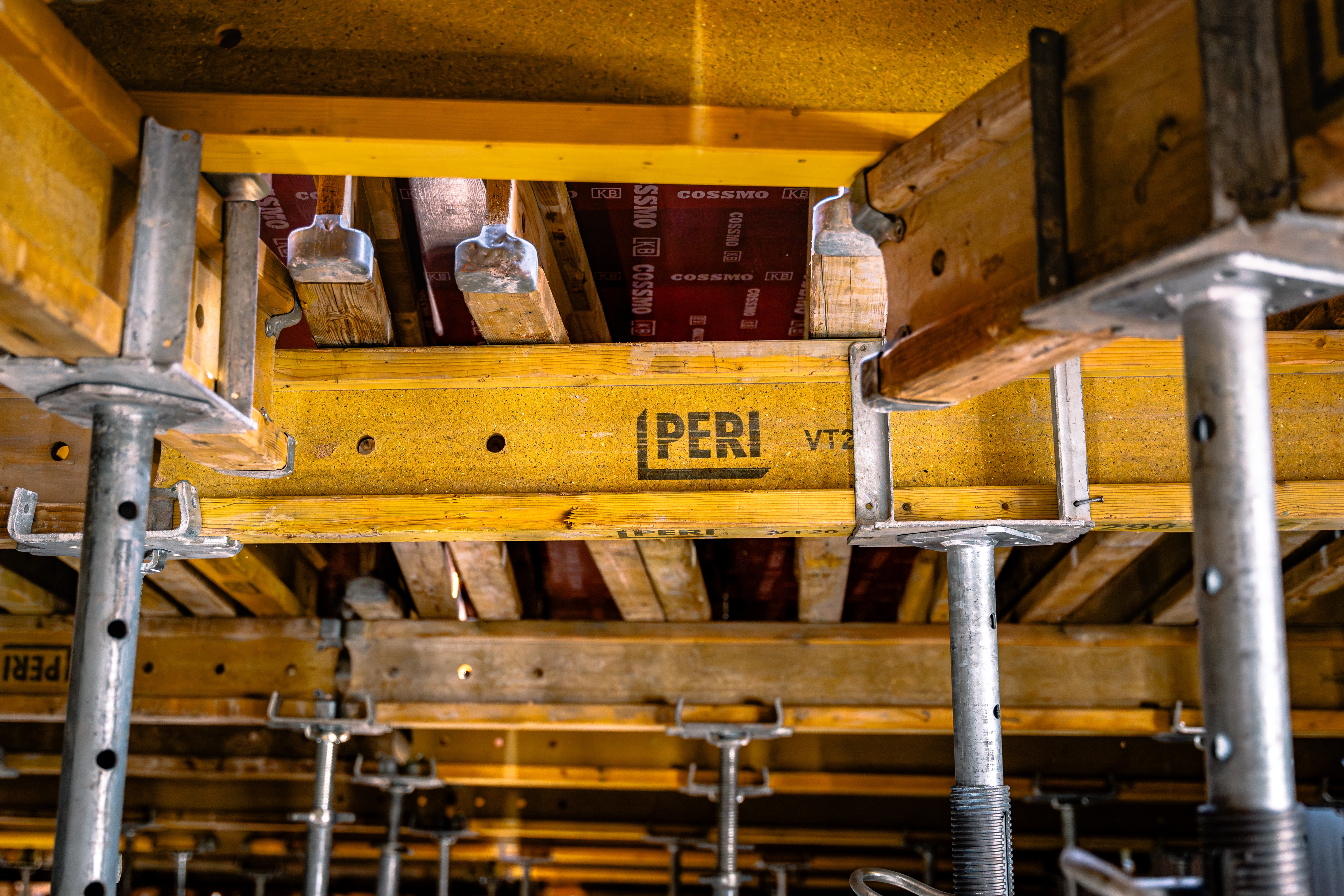 Детайл от приложението на плътностенните греди VT 20K, позволяващи гъвкаво подреждане, лесно комбиниране със системите на PERI и ефективна работа на обекта.