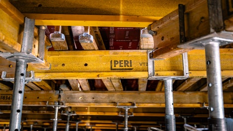 Детайл от приложението на плътностенните греди VT 20K, позволяващи гъвкаво подреждане, лесно комбиниране със системите на PERI и ефективна работа на обекта.
