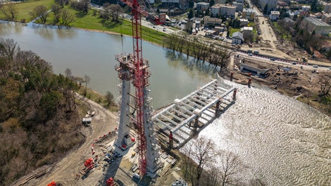 Budowa mostu przez rzekę San w Sanoku.