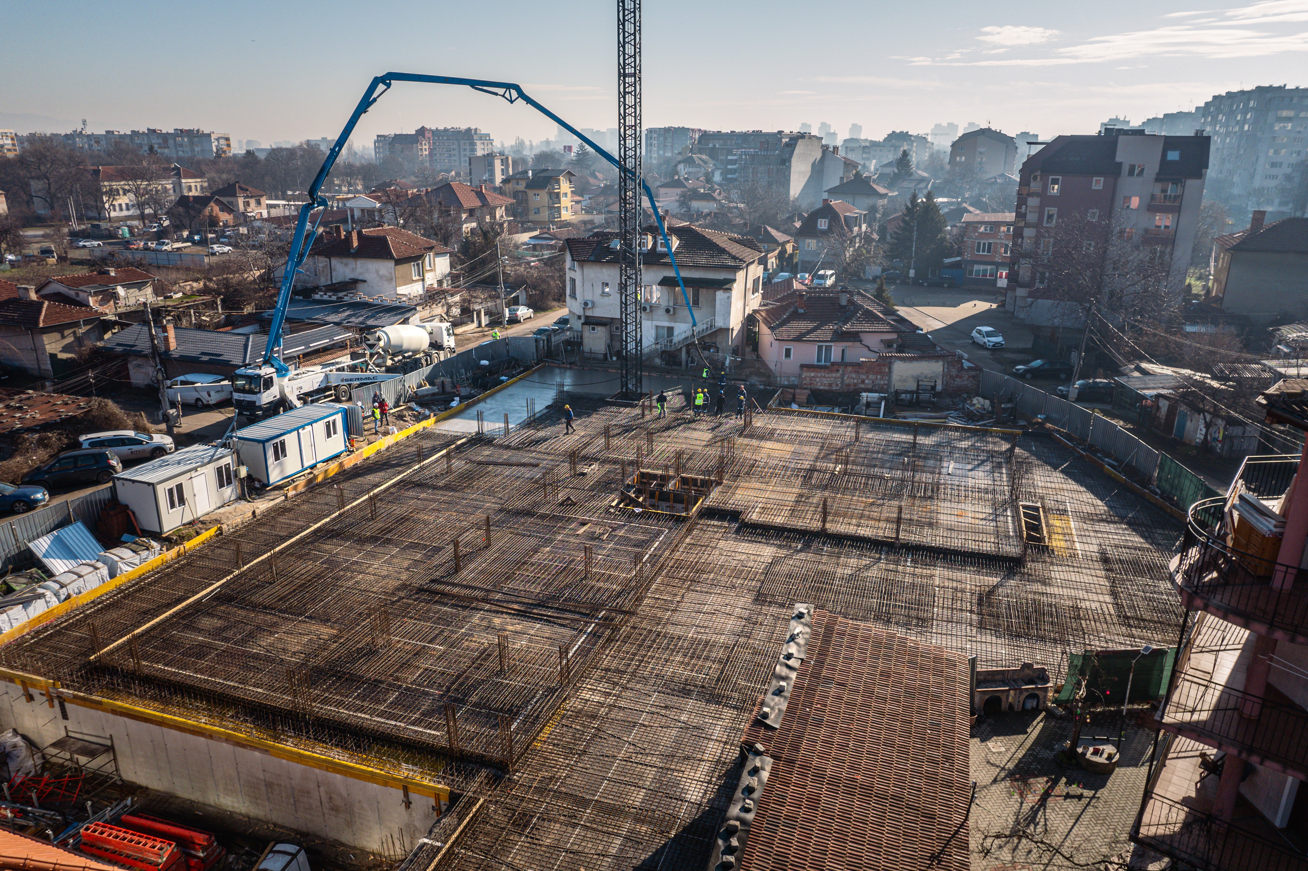 Едностранният кофраж TRIO обхваща периферията на цялото сутеренно ниво, а плочите са изпълнени със система ALPHADECK