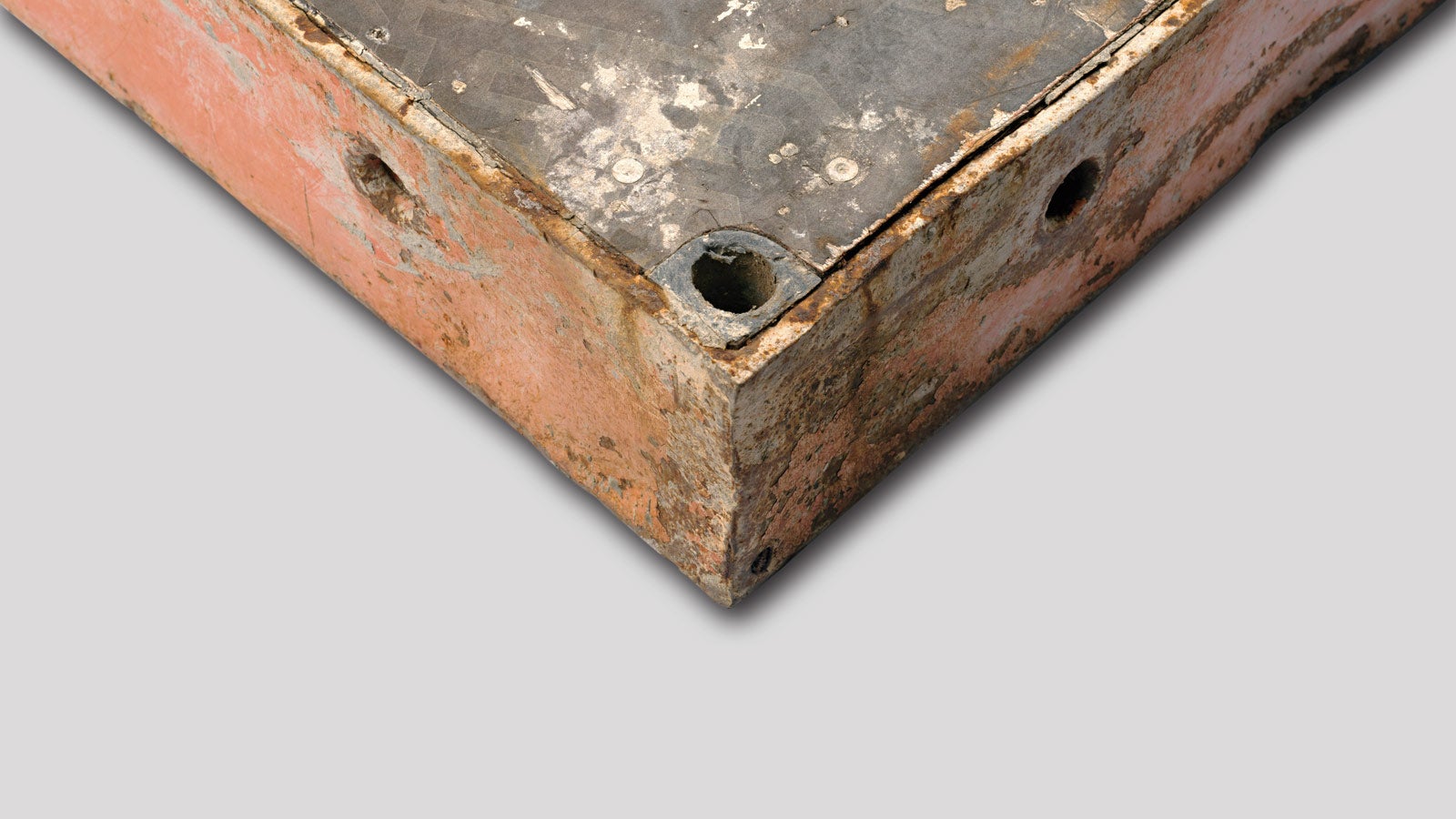 Unsanierte und verformte Rahmentafelschalung mit verdreckten Funktionslöchern