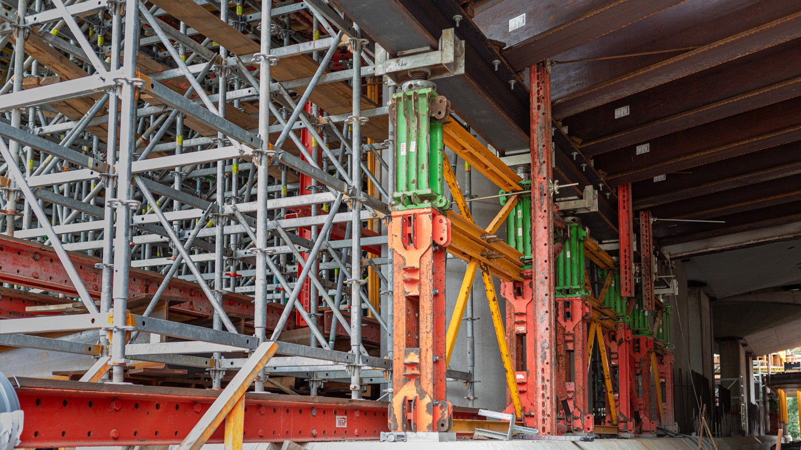 De ondersteuningstorens zijn opgebouwd uit het VST zware last ondersteuningssysteem van PERI. Deze heeft een belasting van 550 kN/m1.