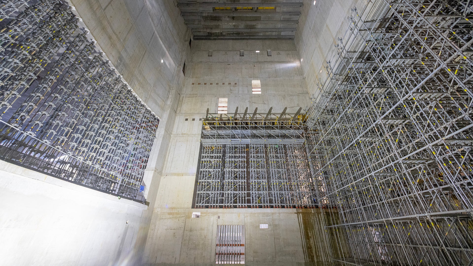 Das PERI Konzept für die aufwendige Lastabtragung rund um den 32 m hohen Bühnenturm basierte weitestgehend auf dem PERI UP Gerüstbaukasten.