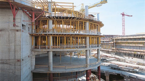 Highly adaptable MULTIFLEX slab formwork with GT 24 girders.