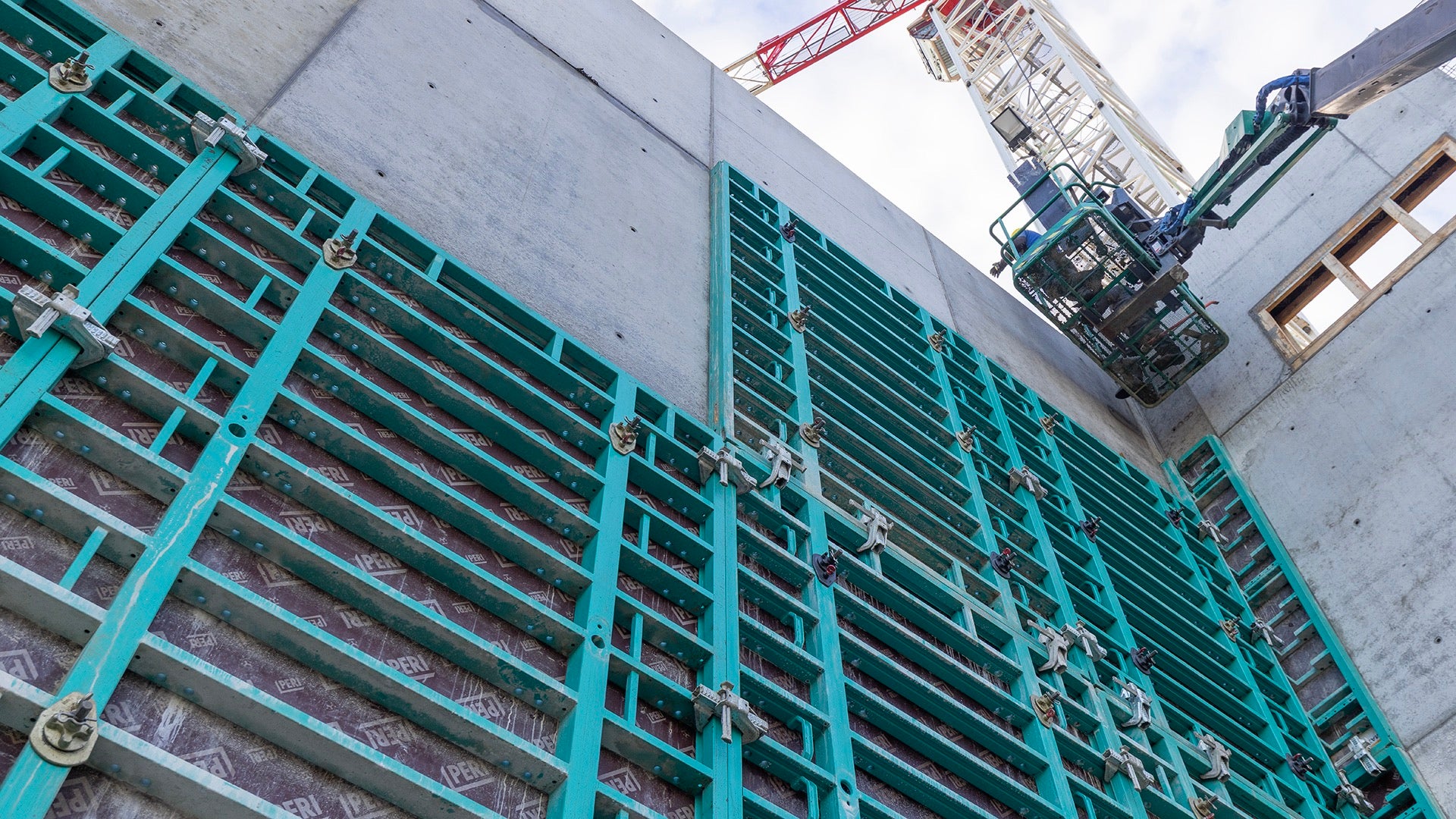 Mit der MAXIMO Rahmenschalung lassen sich großflächige Schalungseinheiten bilden und ein geordnetes Fugen- und Ankerraster erzielen – dank der einseitig bedienbaren MX Ankertechnik ohne Gerüst auf der Stellseite.