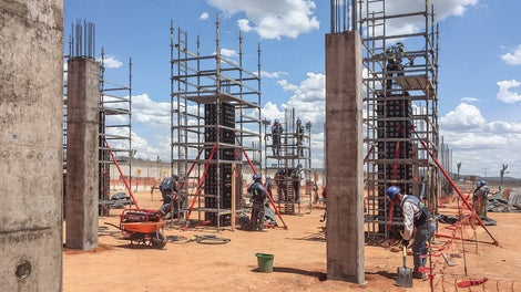 DUO Multi Panels are used to realise reinforced concrete supports. A circumferential PERI UP scaffold ensures safe working conditions.<br/>