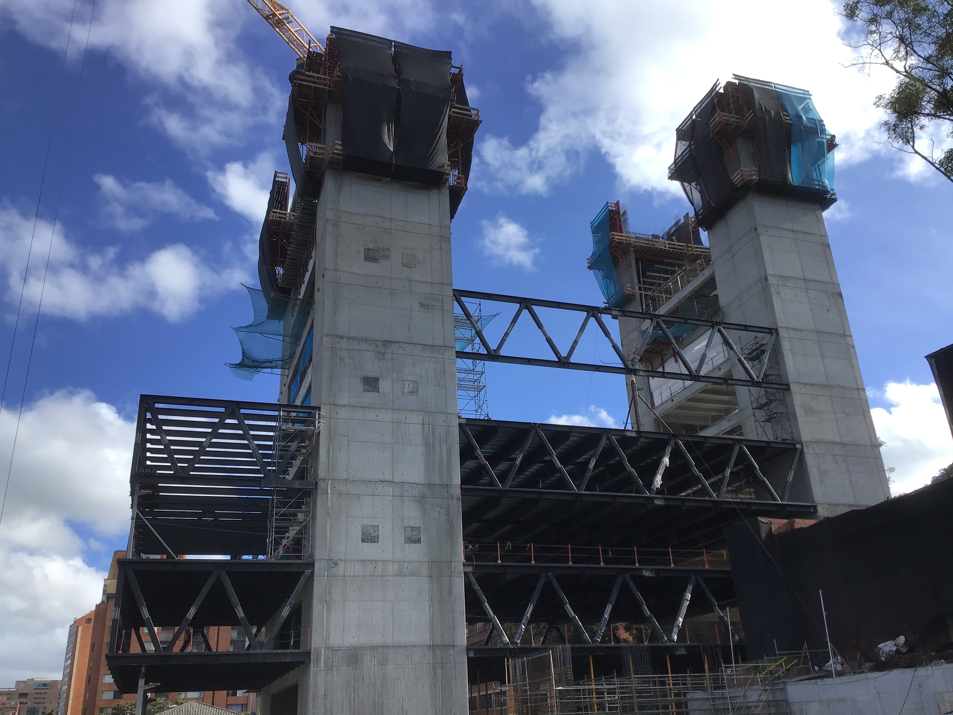 Núcleos encofrado con TRIO y trepados con trepa CB-240