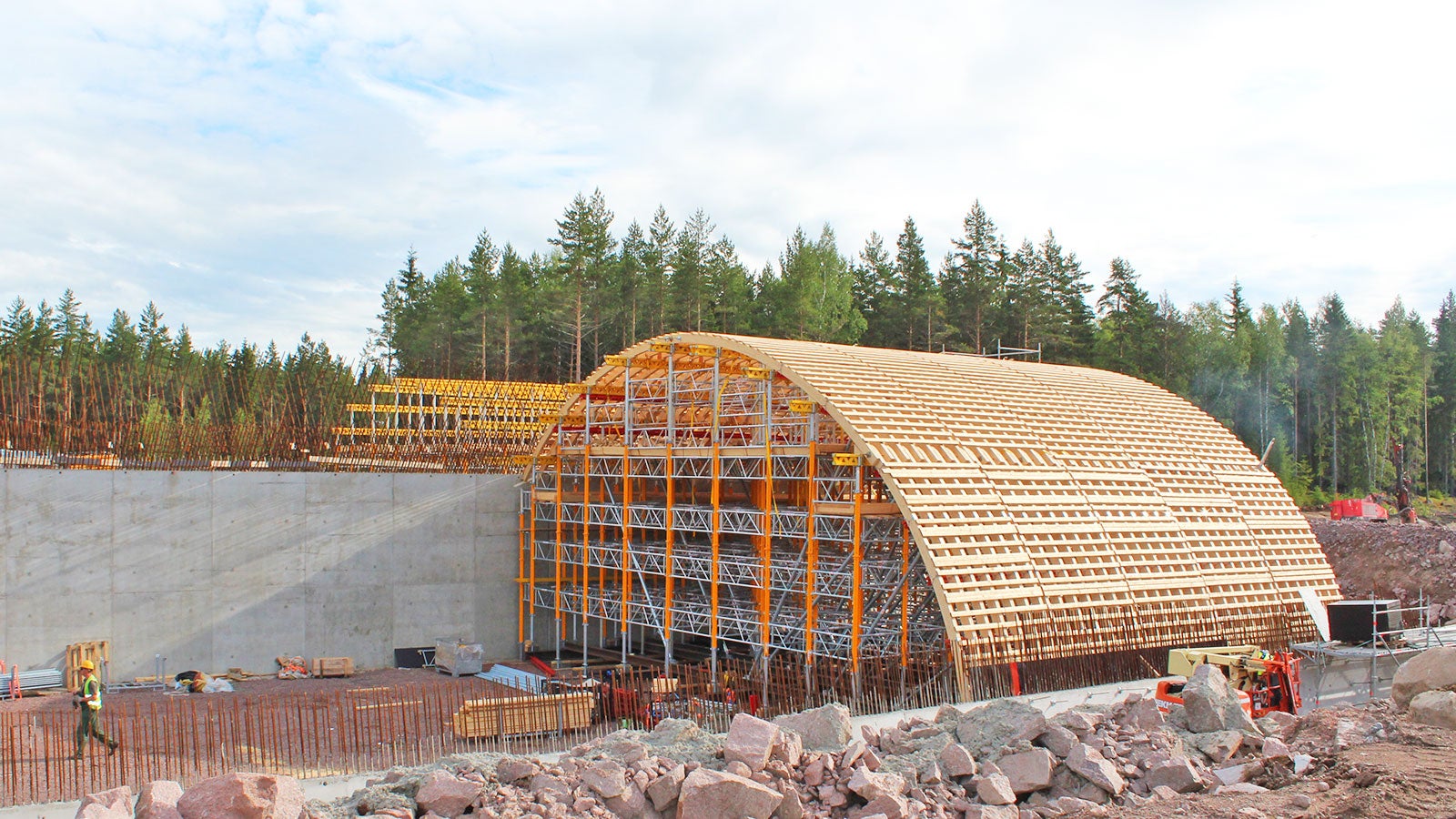 PERI:n kalustolla rakennettiin yhteensä 5 vihersiltaa.