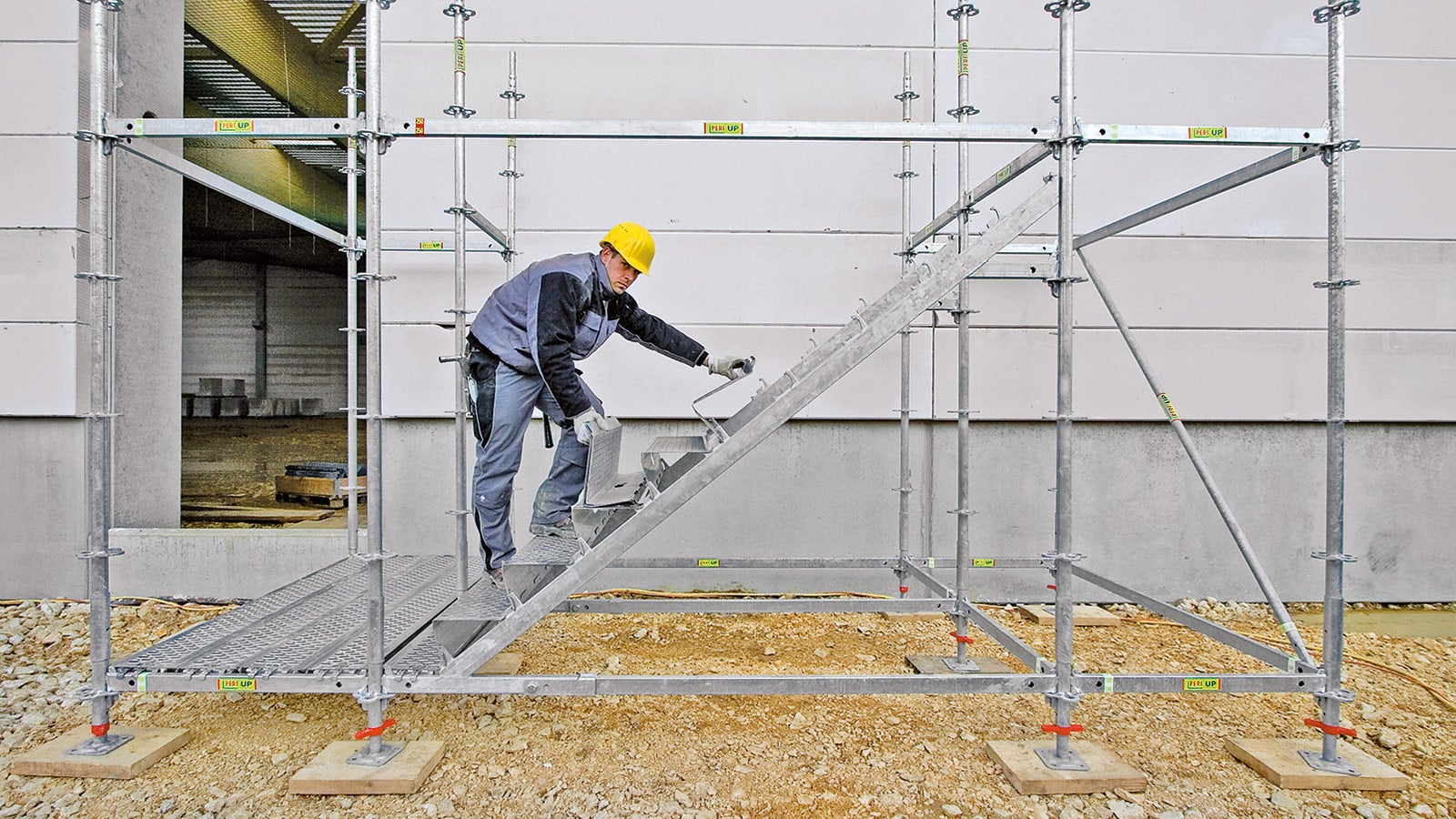 Die Montage erfolgt ohne Werkzeug: Die zweite Stufe wird durch Einsetzen und Drehen zugfest mit der vorherigen Stufe verbunden.