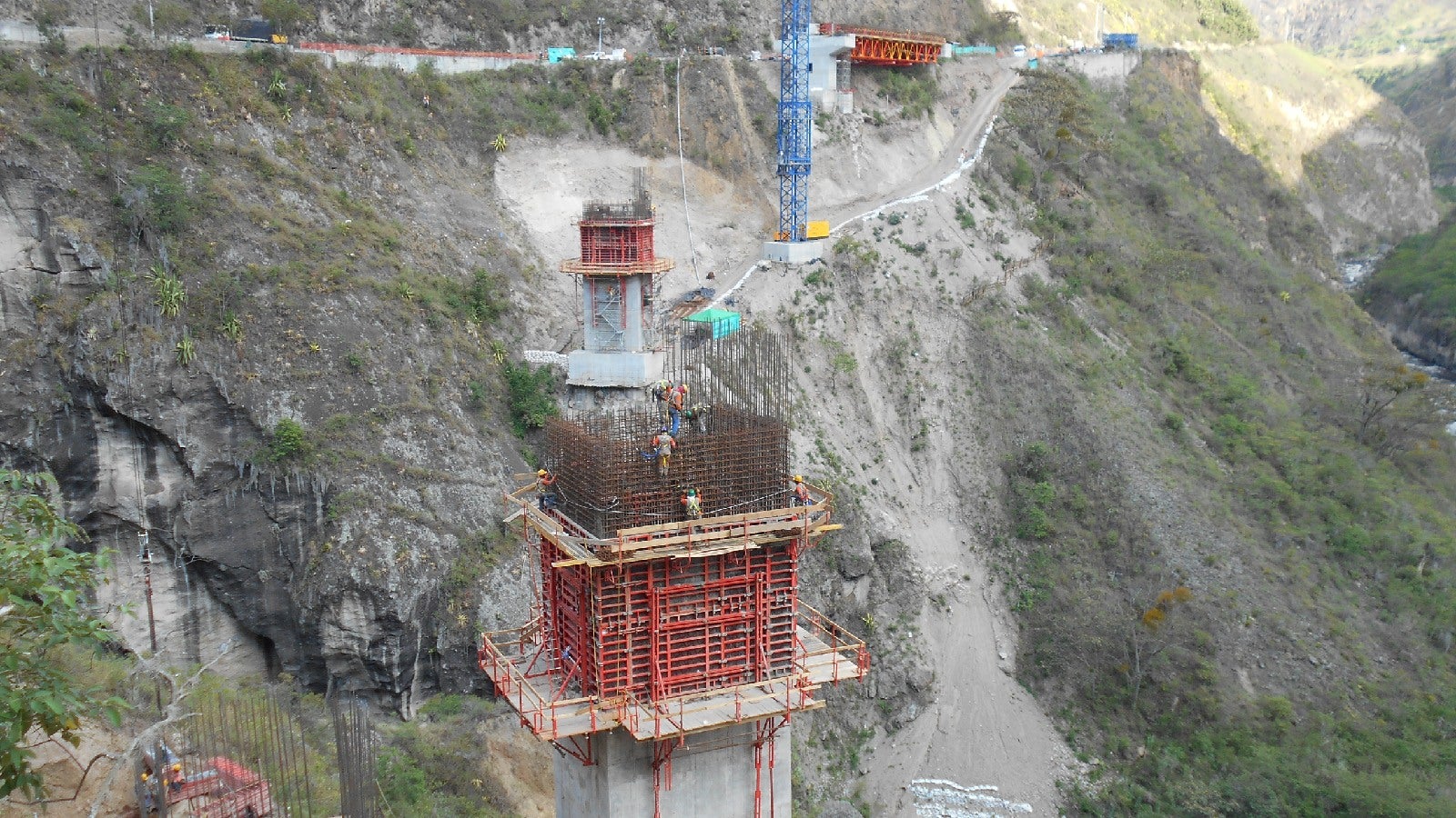 Pilas centrales encofradas de manera racional con sistema de encofrado TRIO y trepadas con CB-240.