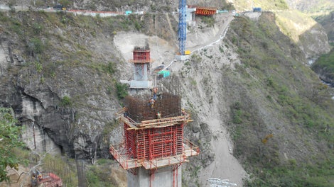 Pilas centrales encofradas de manera racional con sistema de encofrado TRIO y trepadas con CB-240.