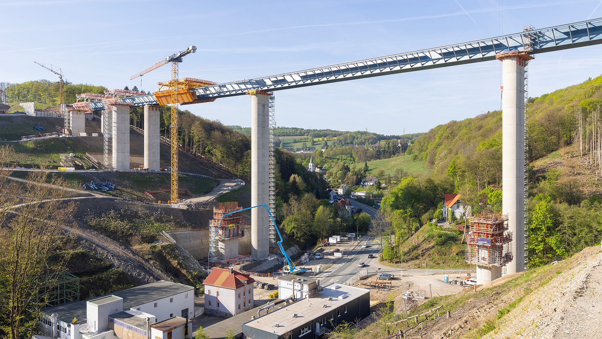 Die Talbrücke Rahmede macht die Sauerlandlandlinie A 45 nun wieder durchgehend befahrbar, nachdem sich der Durchgangsverkehr jahrelang durch Lüdenscheid gequält hat.