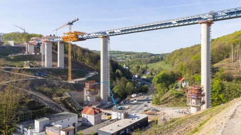 Die Talbrücke Rahmede macht die Sauerlandlandlinie A 45 nun wieder durchgehend befahrbar, nachdem sich der Durchgangsverkehr jahrelang durch Lüdenscheid gequält hat.