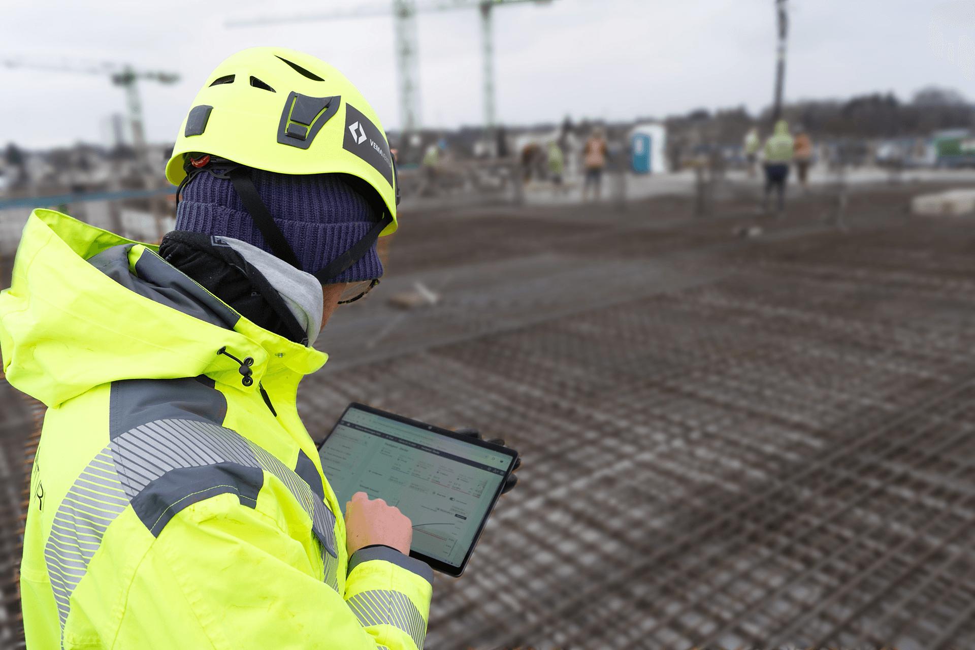 Työmaalla käytettävä betonin seurantaratkaisu auttaa tarkastelemaan betonisensorien mittaustietoja reaaliajassa. Vemaventuri Web App -sovelluksen avulla voidaan seurata betonin lämpötilaa, lujuudenkehitystä ja kovettumisen etenemistä sekä hyödyntää tietoa esimerkiksi muottien purkuajankohdan arvioinnissa, aikataulun hallinnassa ja betonin laadun varmistamisessa.