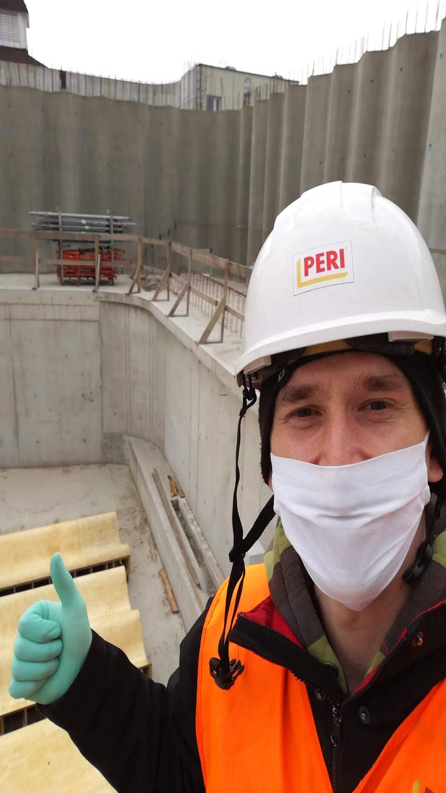 Łukasz Klepek (PERI Polska) regularnie przyjeżdża na budowę i nadzoruje przebieg robót, z zachowaniem wszelkich środków ostrożności.